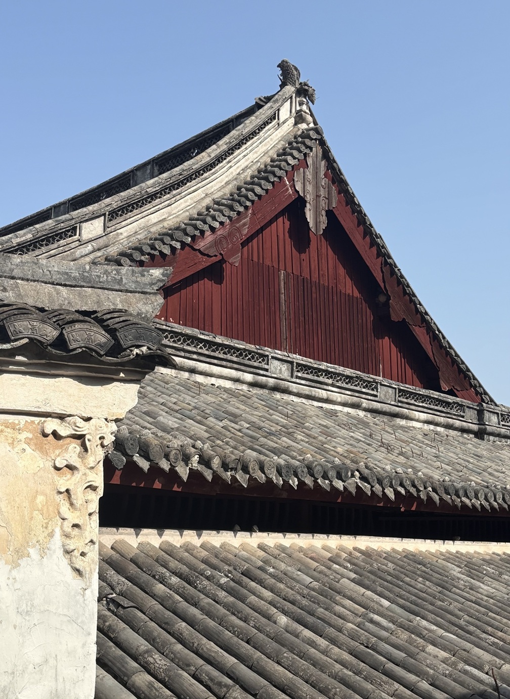 照片,報國寺外景,屋簷下紅色的膊风板