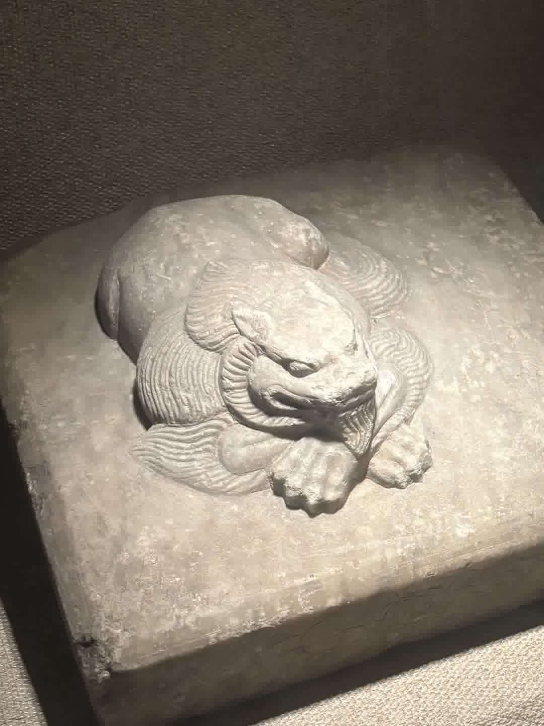 白色的臥獅雕塑。